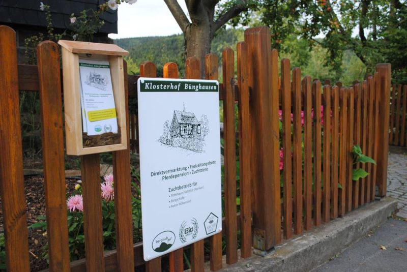 Direkt an der Hömelstraße finden Sie den Eingang zu unserem Hof Direkt an der Hömelstraße finden Sie den Eingang zu unserem Hof