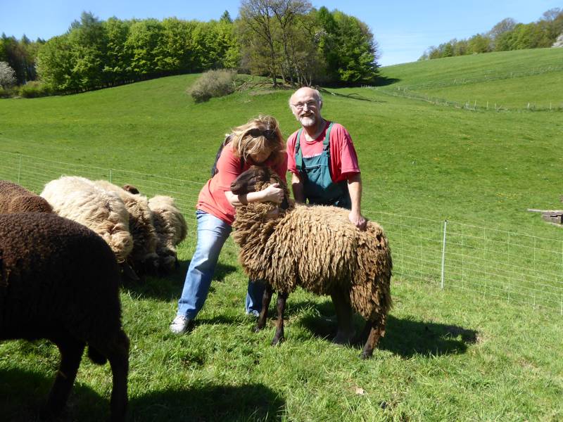 Sich selbst um ein Tier kümmern, diese Möglichkeit hat nicht jeder - aber Sie können sich bei uns als Patin oder Pate für vom Aussterben bedrohte Tierrassen engagieren Sich selbst um ein Tier kümmern, diese Möglichkeit hat nicht jeder - aber Sie können sich bei uns als Patin oder Pate für vom Aussterben bedrohte Tierrassen engagieren
