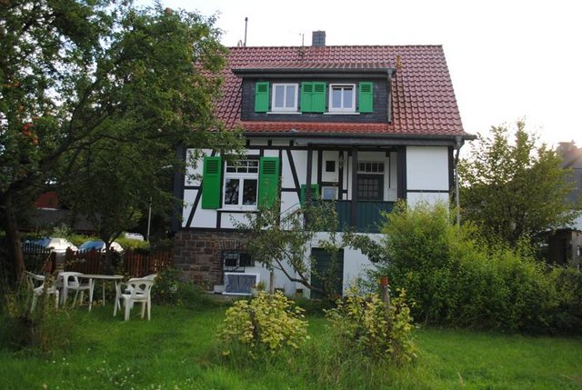 Dieses Fachwerkhaus von 1914 war eigentlich ein Arbeiterhaus mit gerade mal Platz für 2 Ziegen - heute ist es der Klosterhof Bünghausen. Die Stallungen sind etwas entfernt. Dieses Fachwerkhaus von 1914 war eigentlich ein Arbeiterhaus mit gerade mal Platz für 2 Ziegen - heute ist es der Klosterhof Bünghausen. Die Stallungen sind etwas entfernt.